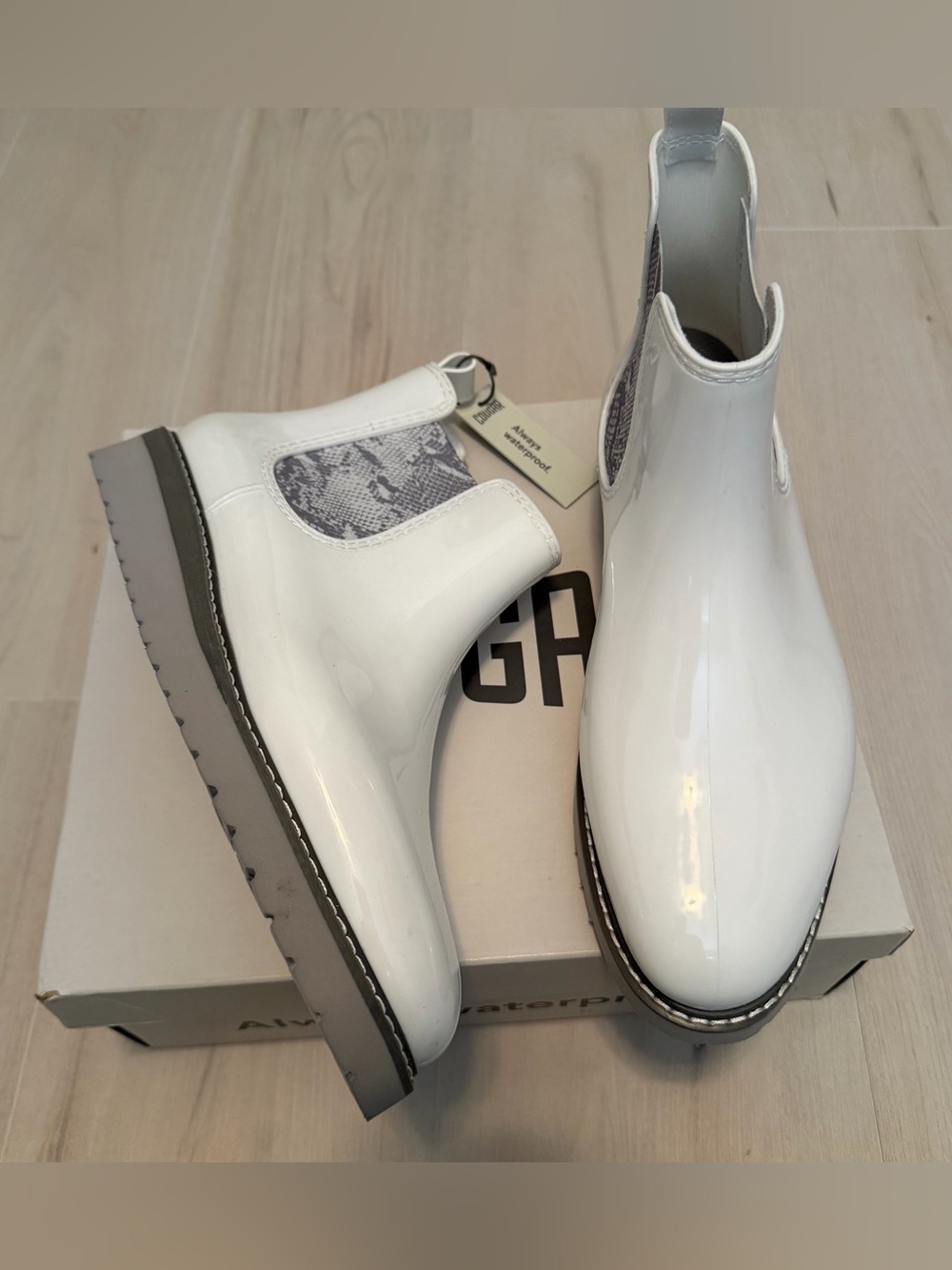 Cougar White Kensington Boots with Gray Snake-Print Panels Size 11